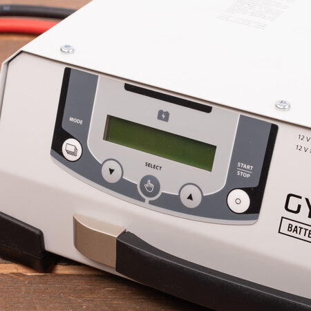 GYS acculader met voeding GYSFLASH 121.12 CNT FV | USB / SMC | 120A | 5M kabels