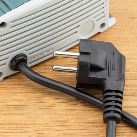 Xenteq LBC 512-15S 12V 15A