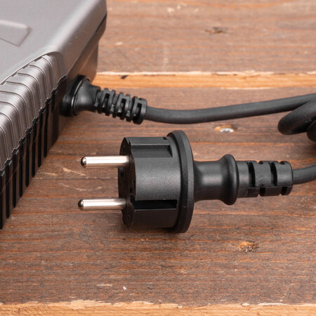 Carpoint 4X4 druppellader 12V 4A | 4 uitgangen met 4A