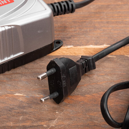 Carpoint druppellader 12V 3,8A