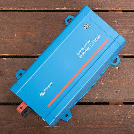 Victron Phoenix 12/1600 DC/AC Omvormer - IEC contactdoos