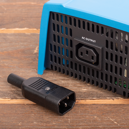 Victron Phoenix 12/800 DC/AC Omvormer - IEC contactdoos