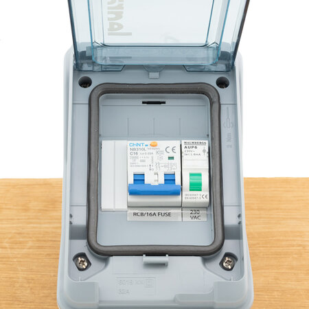 DEFA Installatieautomaat EI Central 16A 1 ingang + 1 uitgang + Schuko stopcontact