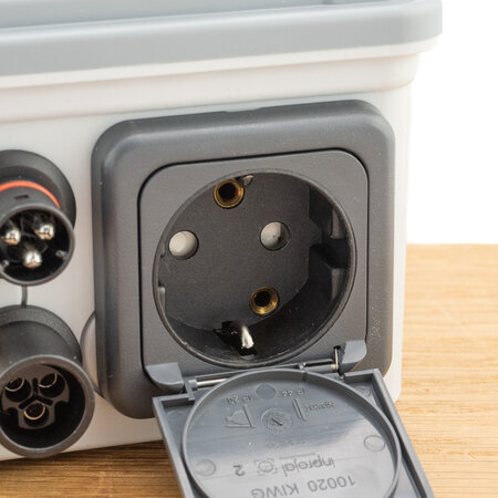 DEFA Installatieautomaat EI Central 16A 1 ingang + 1 uitgang + Schuko stopcontact