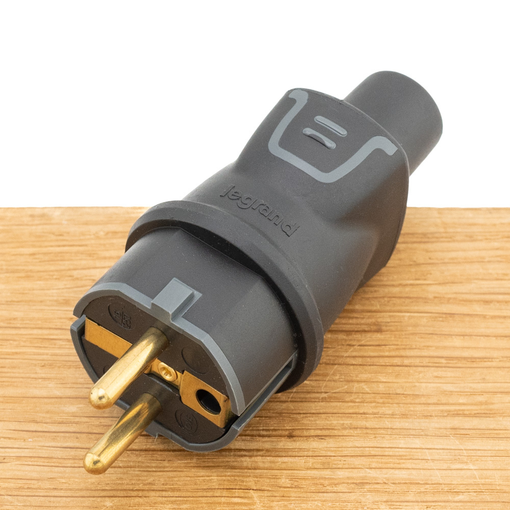Geaarde Stekker 2P Rubber IP44 Zwart
