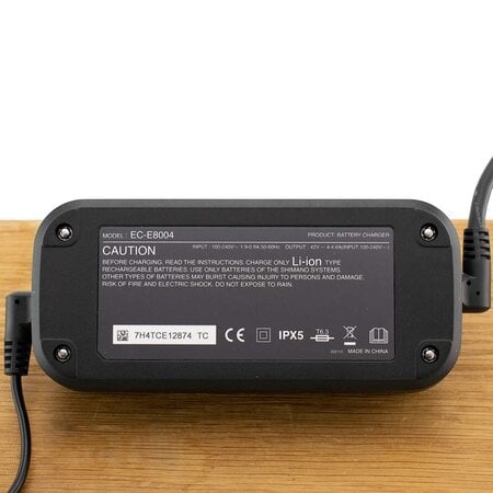 Shimano STEPS acculader EC-E8004 -Spatwaterdicht (IPX5) - inclusief netsnoer