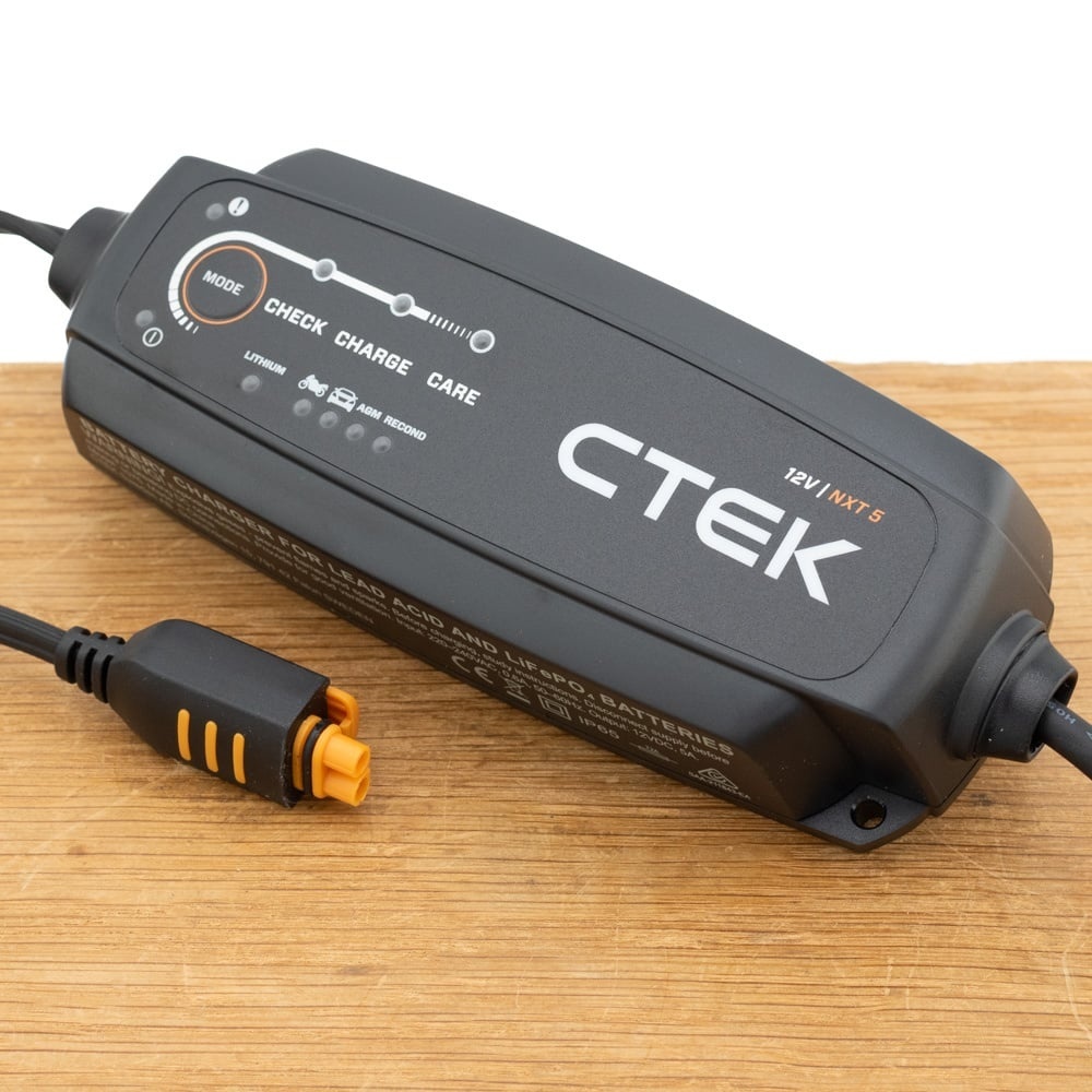 De CTEK NXT 5 controleert, laadt en onderhoudt loodzuur- en LiFePO4-accu’s