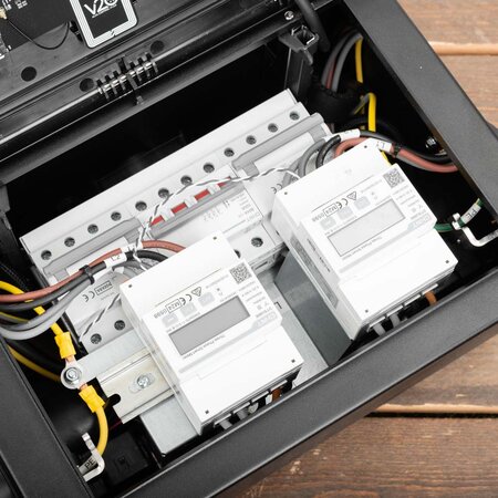 V2C Alva dubbele slimme laadpaal tot 22kW per aansluiting met 4G, RFID en OCPP