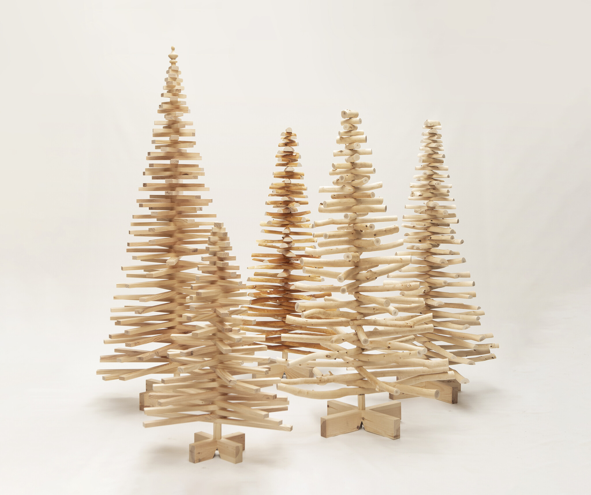 Houten kerstboom van halfronde kersenhout takken