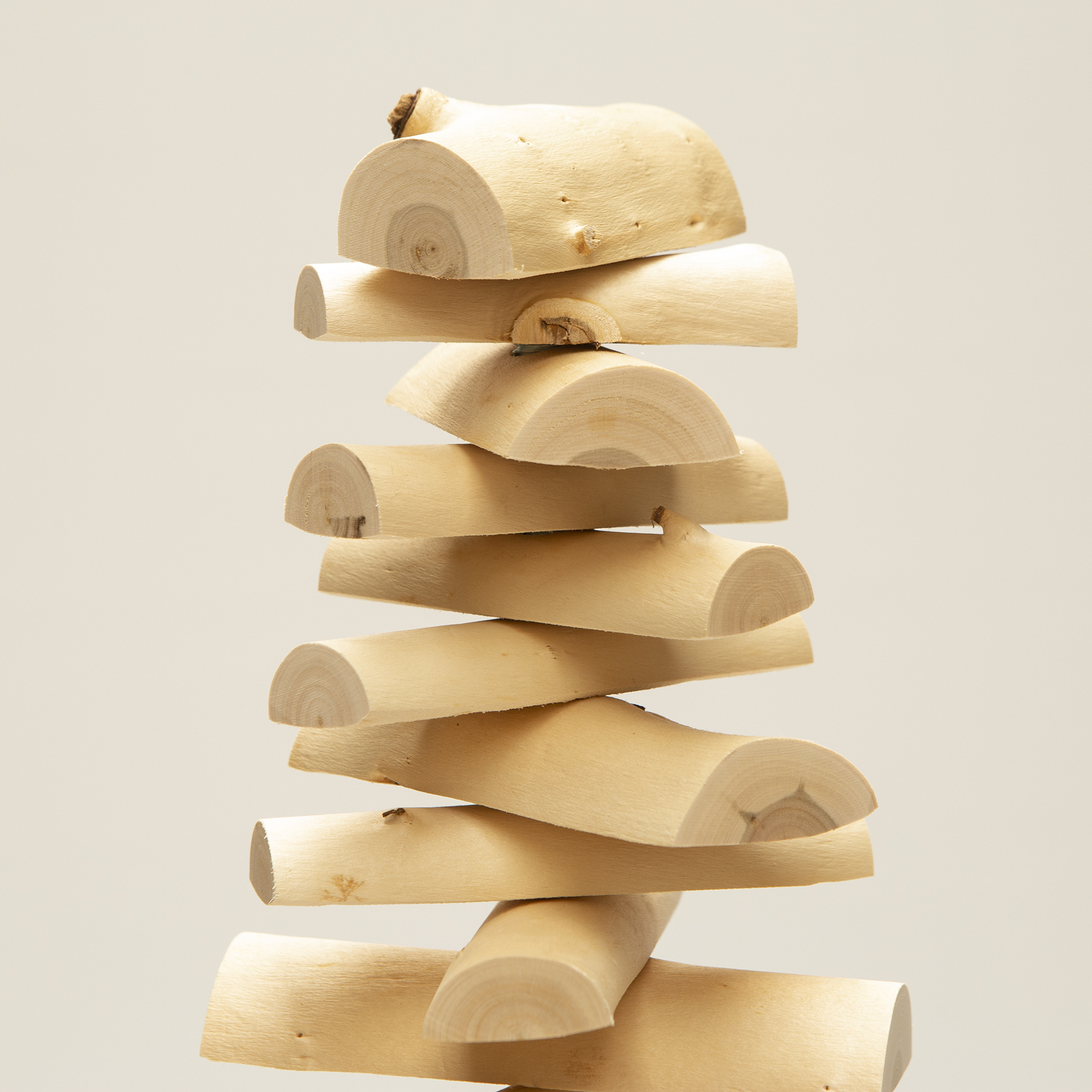 Houten kerstboom van halfronde kersenhout takken