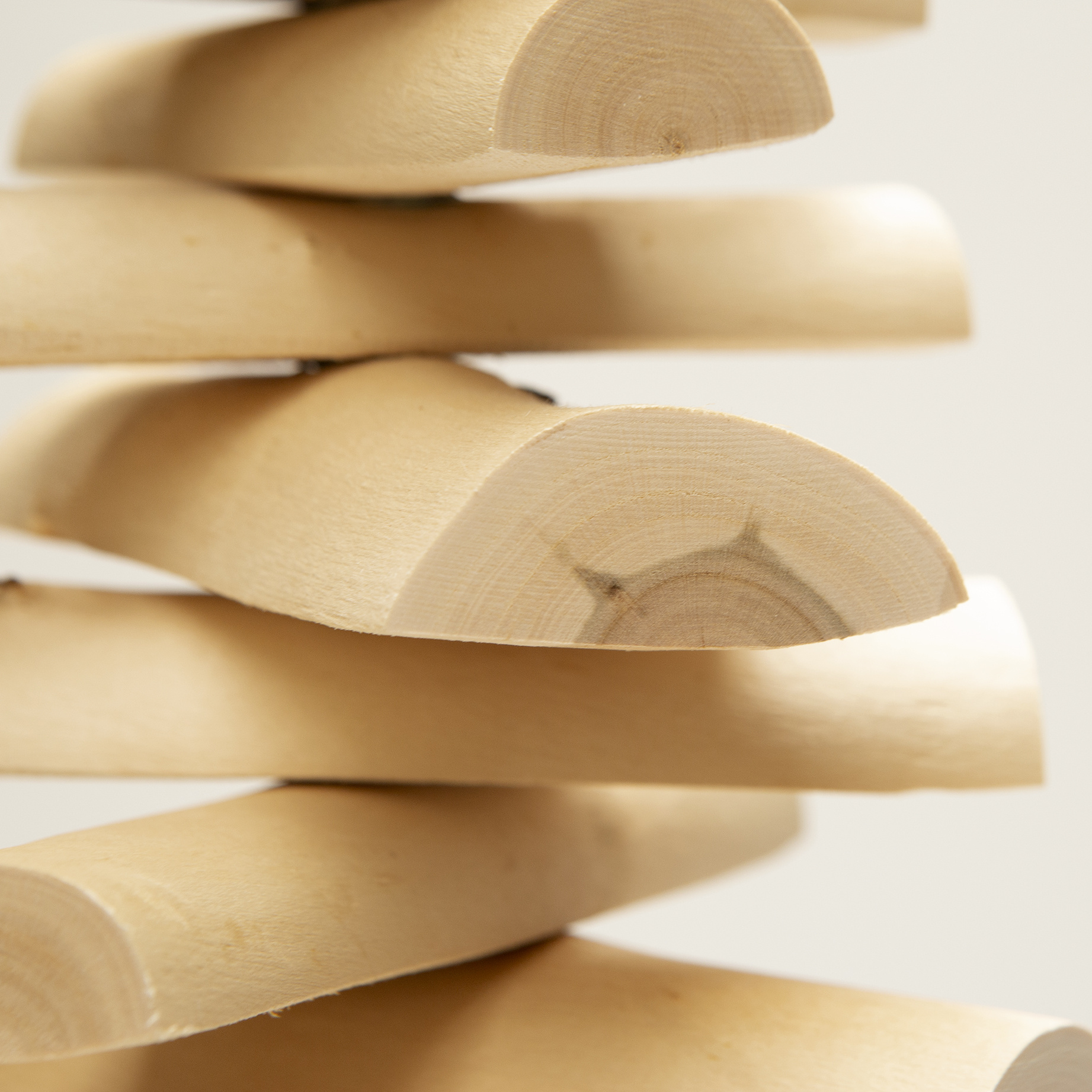 Houten kerstboom van halfronde kersenhout takken