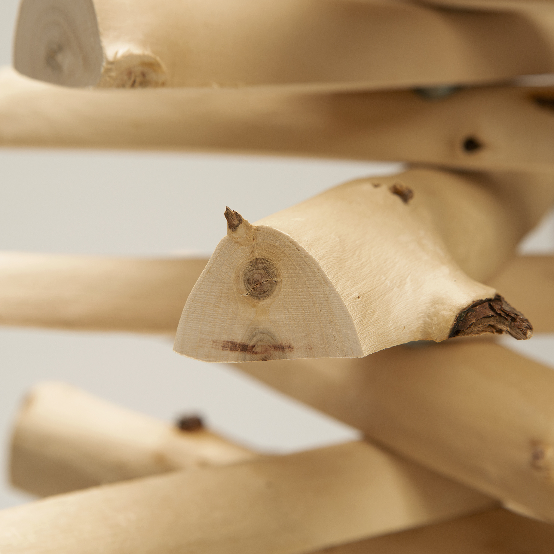 Houten kerstboom van halfronde kersenhout takken