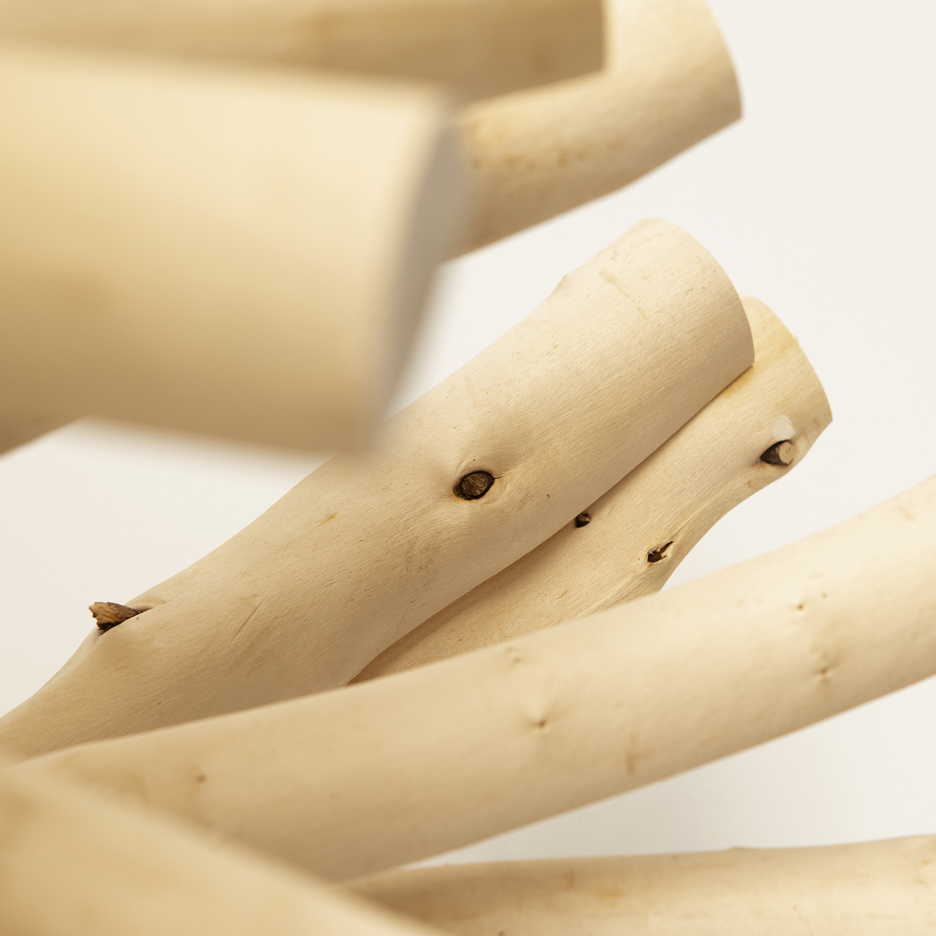 Houten kerstboom van halfronde kersenhout takken