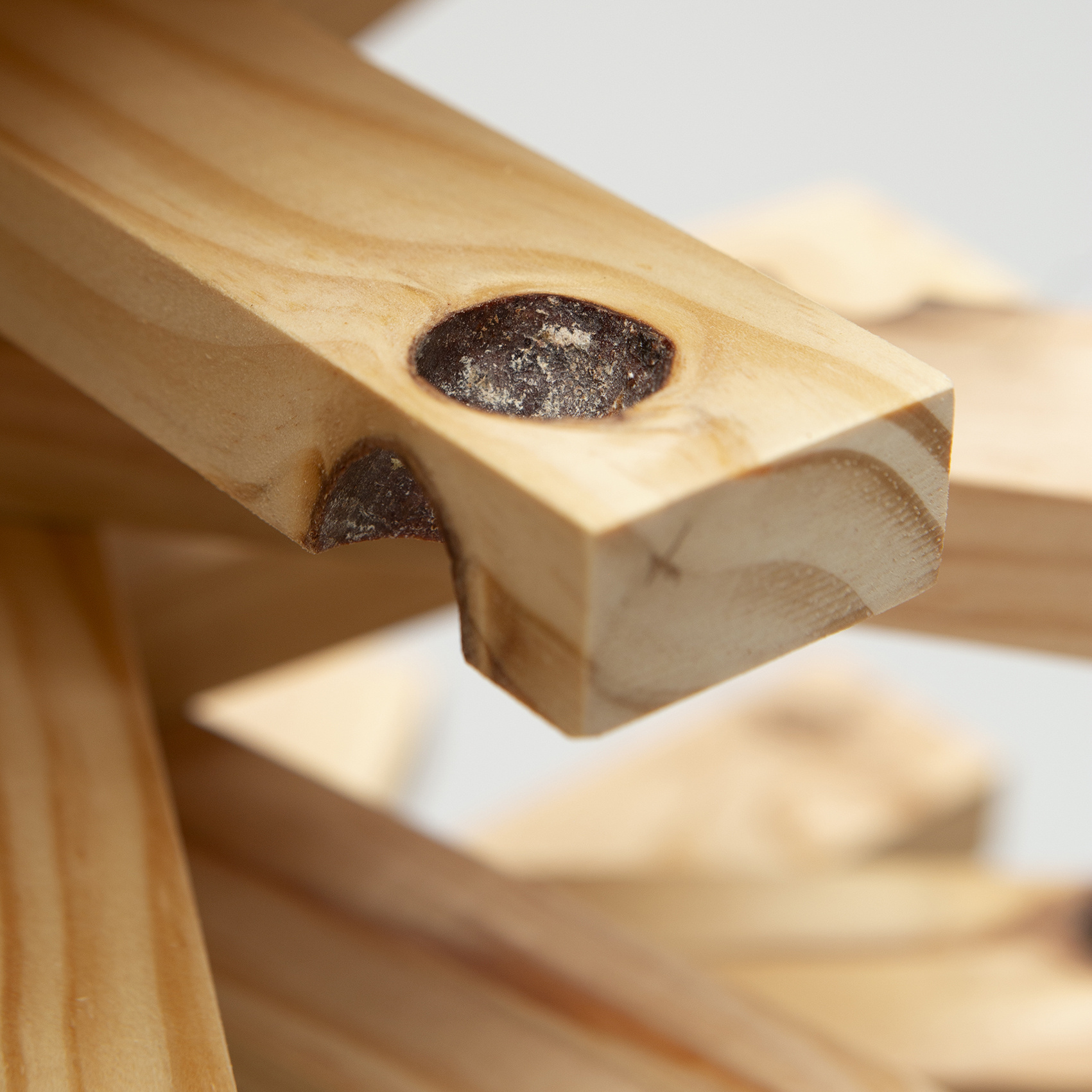 Houten kerstboom grenen met noesten