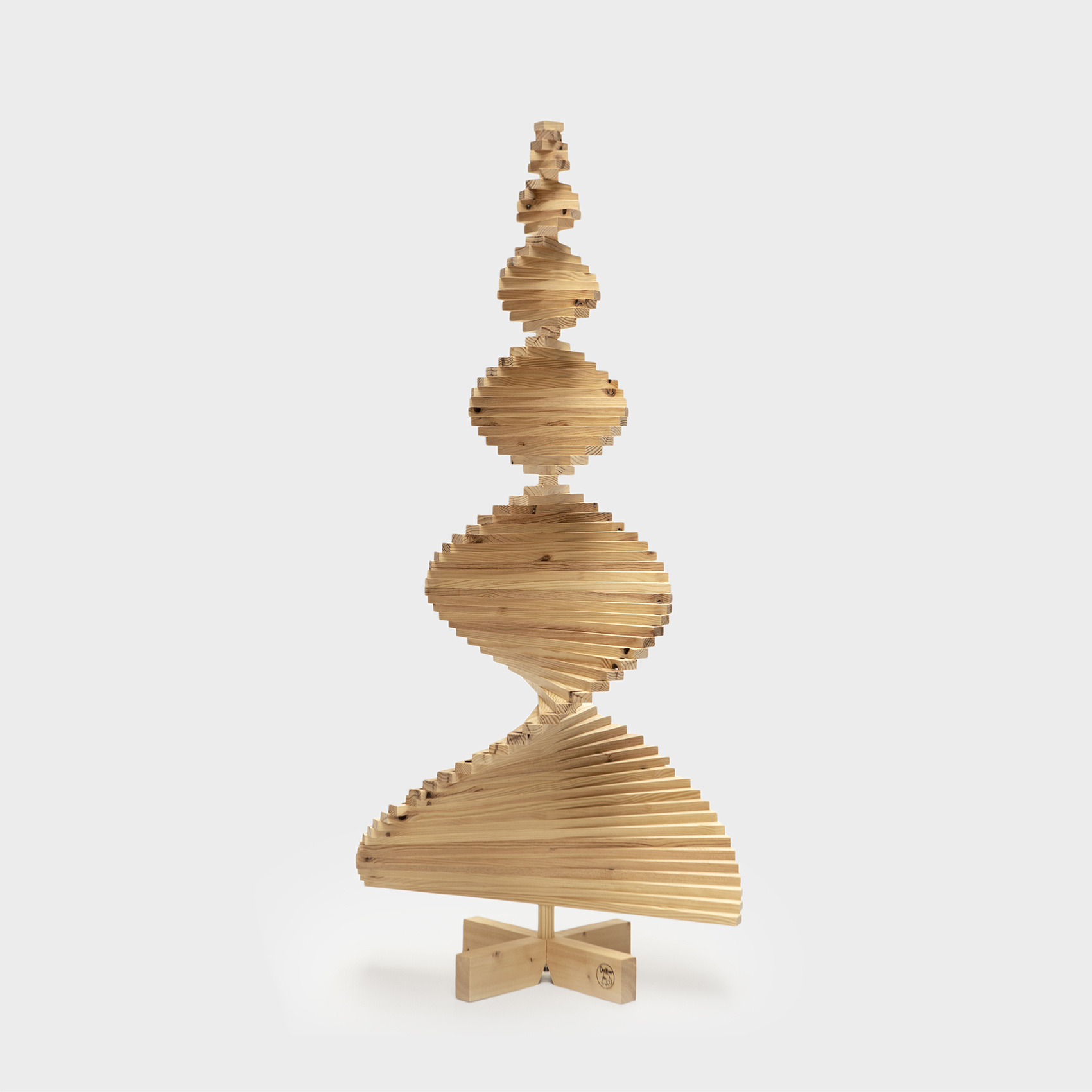 Houten kerstboom grenen met noesten