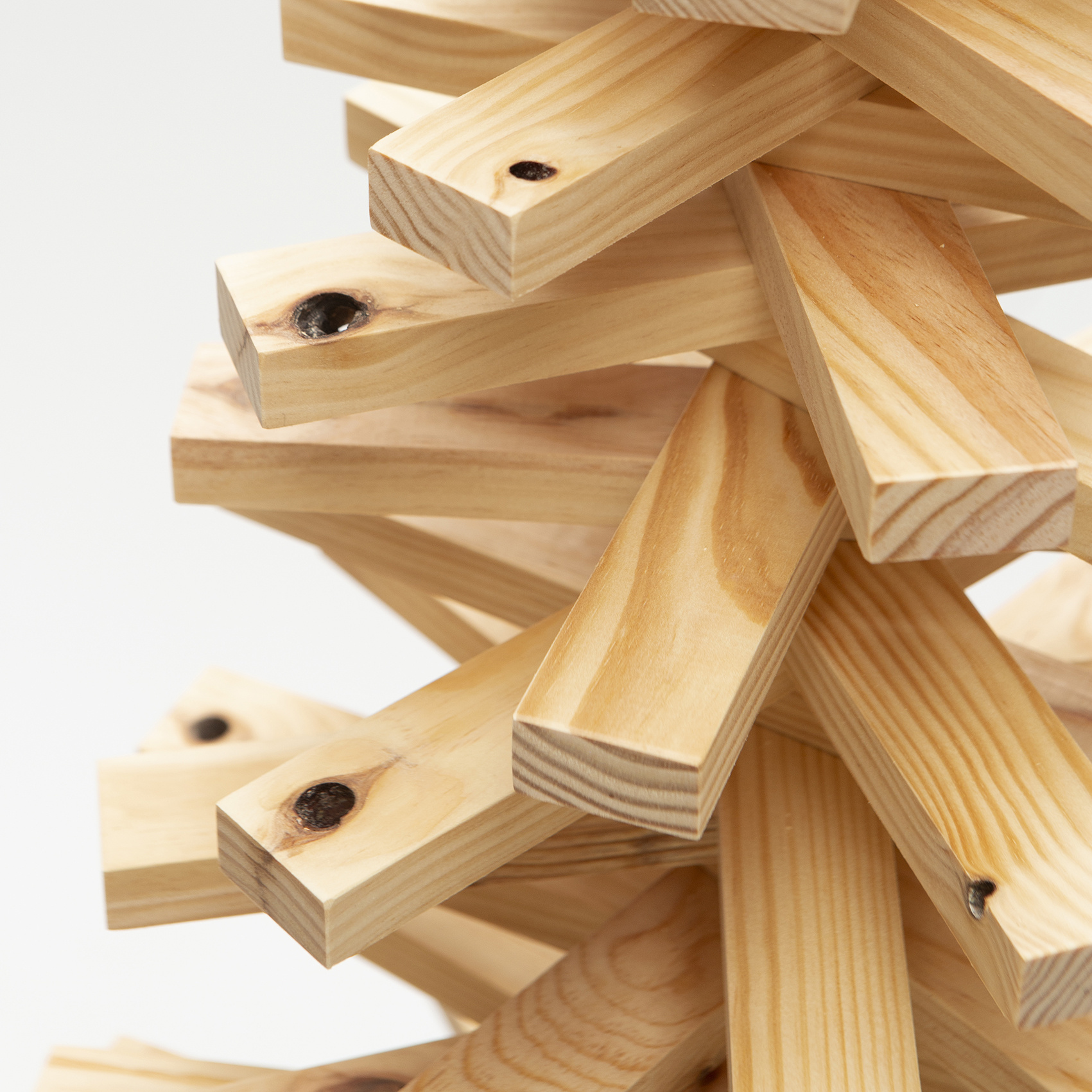 Houten kerstboom grenen met noesten