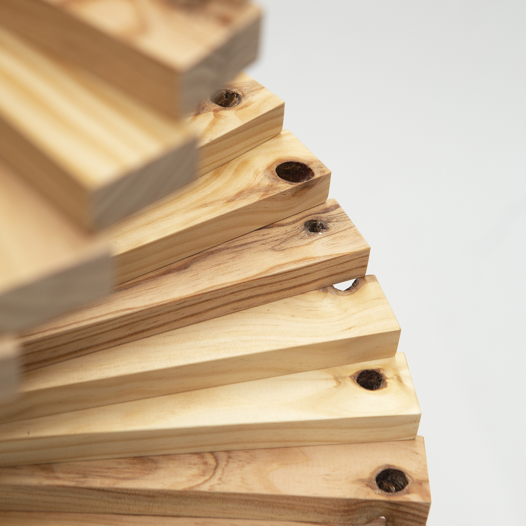 Houten kerstboom grenen met noesten