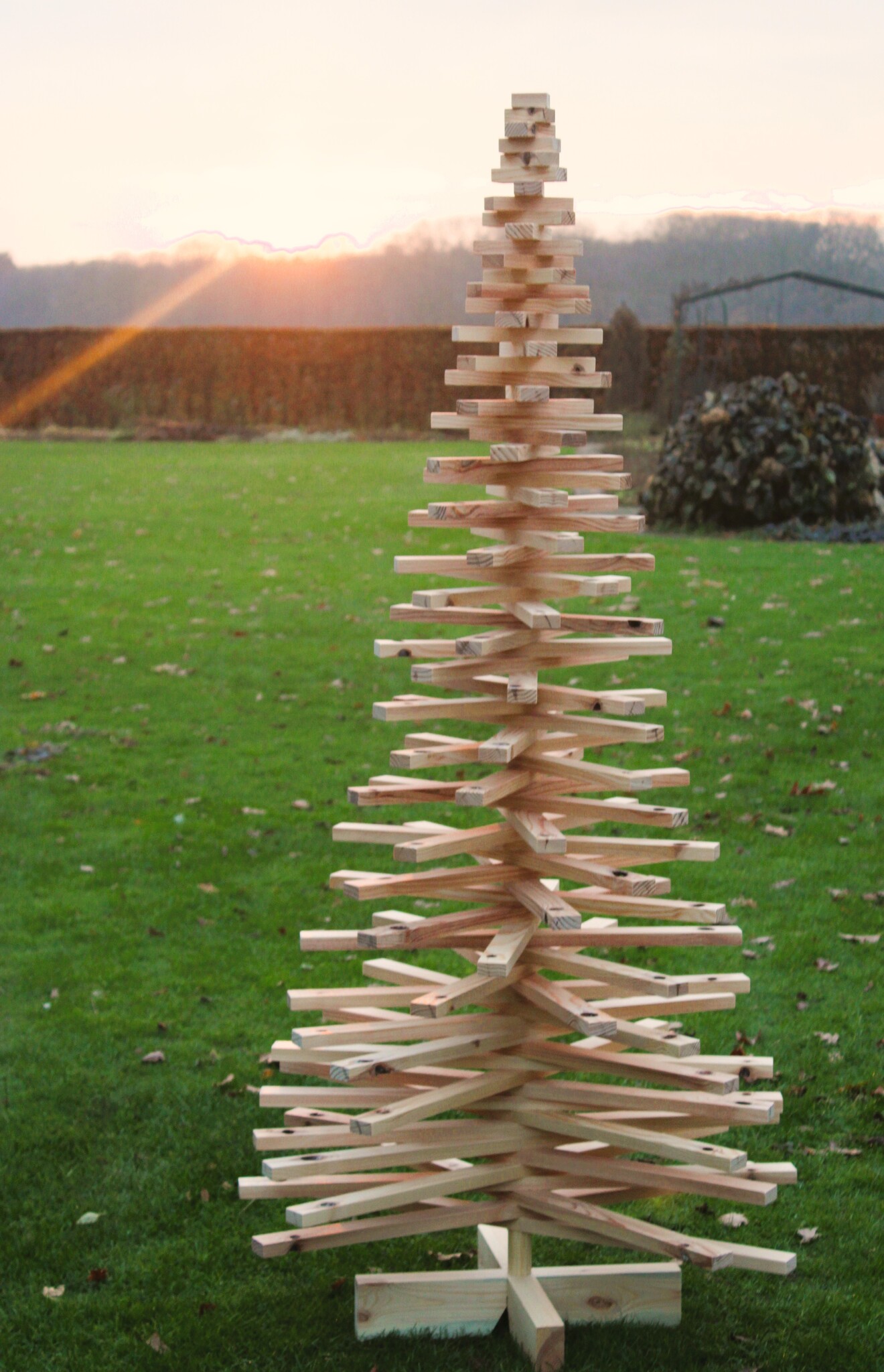 Houten kerstboom grenen met noesten