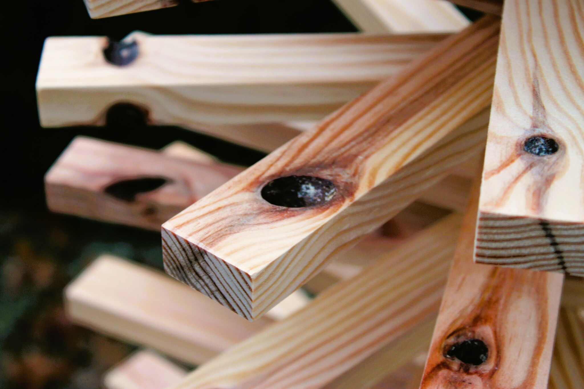 Houten kerstboom grenen met noesten