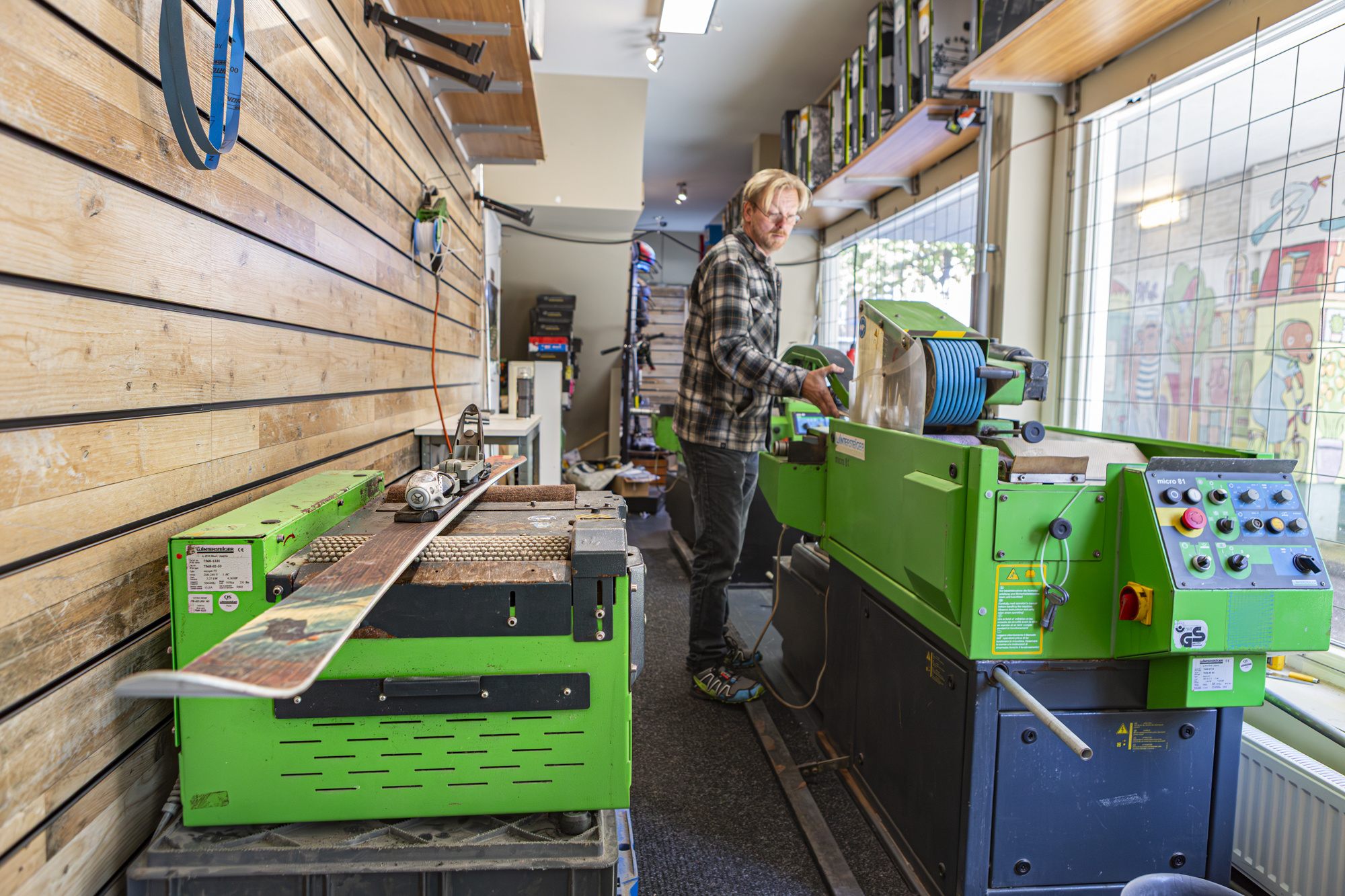 Onderhoud van snowboard en ski's in Amsterdam-West- ook voor reparaties - Kies voor specialisme en liefde voor glijsport materialen