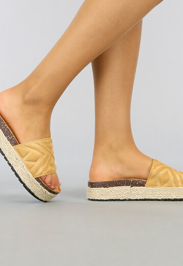 BF2023 Camel Plateau Slippers met Grafische Band