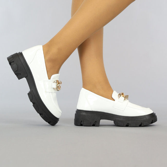 Witte Lak Loafers met Kettingdetail -