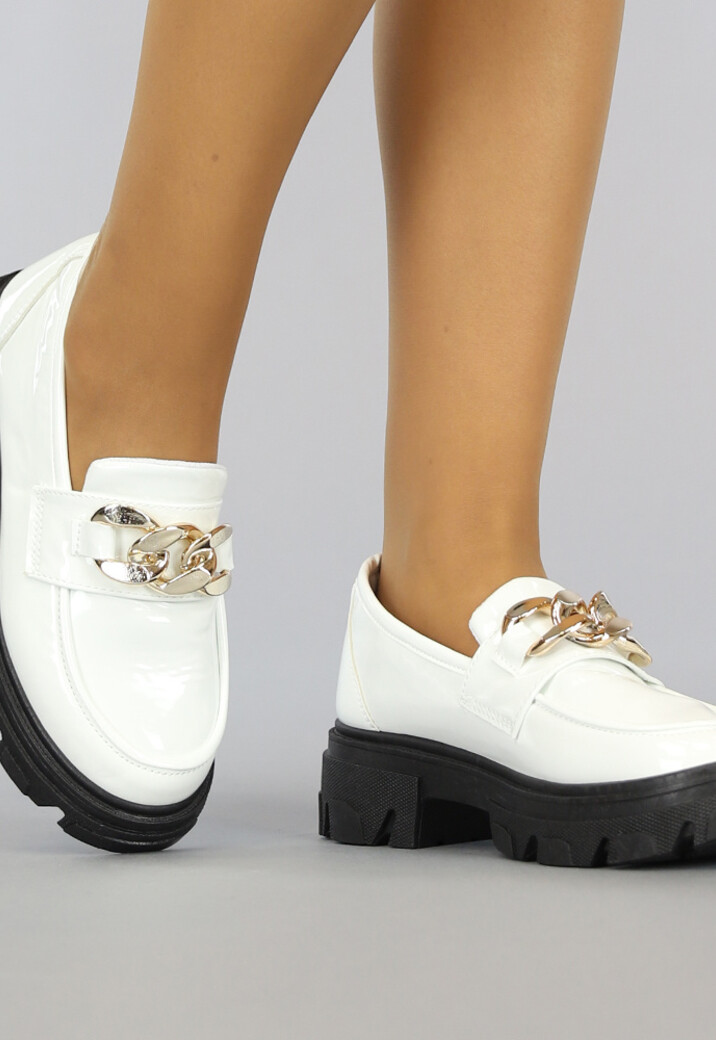 Grove Witte Lak Loafers met Kettingdetail