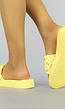 Gele Slippers met Gevlochten Band en Gouden Details