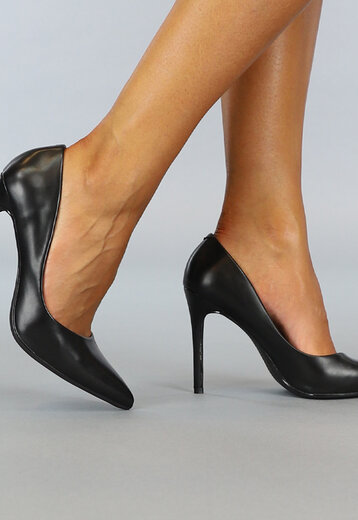 Zwarte Lederlook Pumps met Spitse Neus