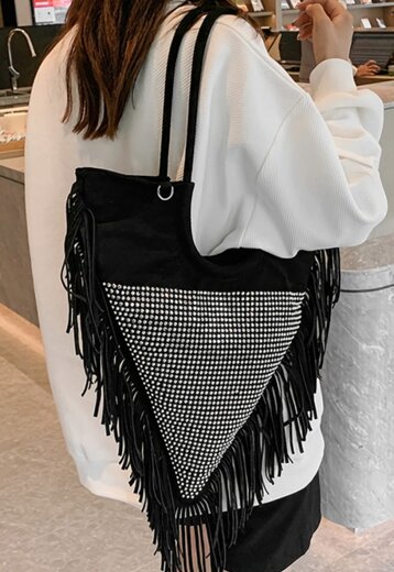 BF2023 Zwarte Driehoek Tas met Zilveren Studs en Fringe