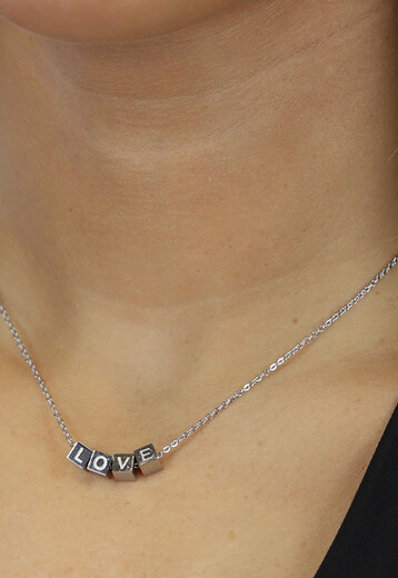 BF2023 Zilverkleurige Ketting met Blokjes LOVE