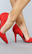 Rode Suède-Look Pumps met Cut Out