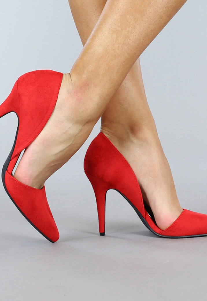 Rode Suède-Look Pumps met Cut Out