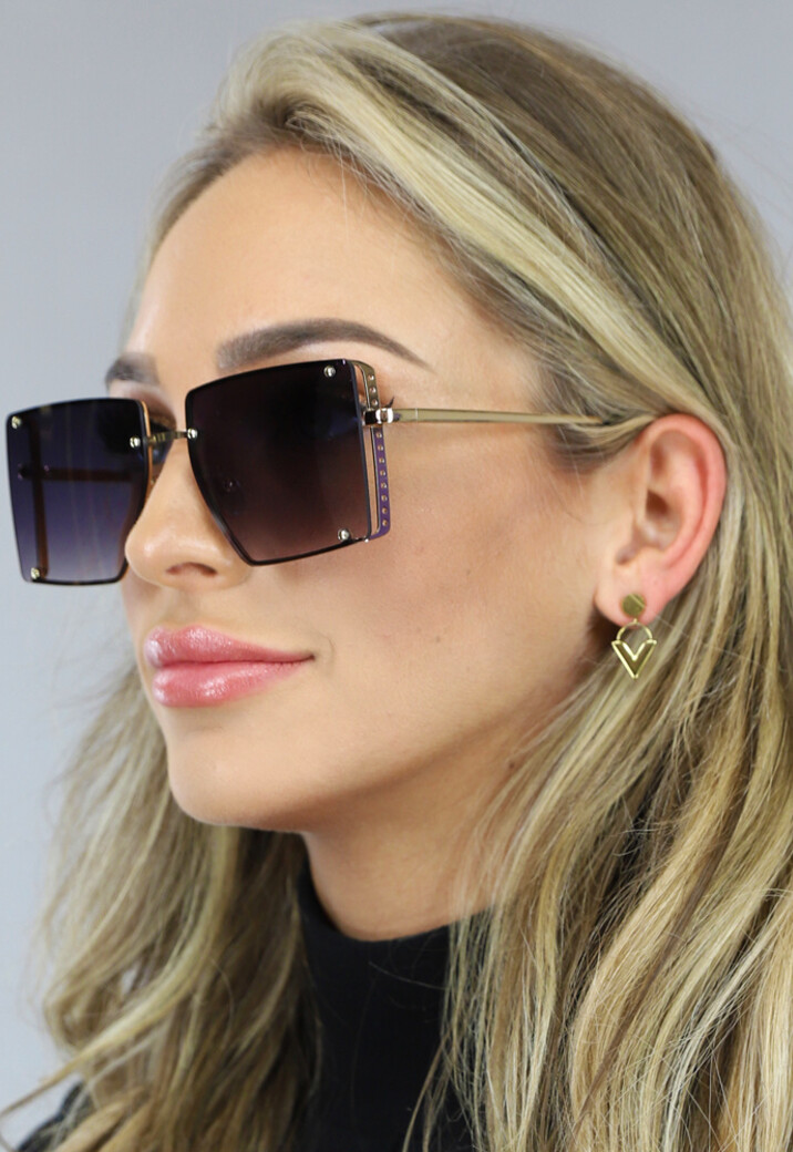 Grote Zwarte Statement Zonnebril met Goud Gedetailleerd Montuur