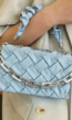 Gevlochten Clutch Tas met Geplooide Band