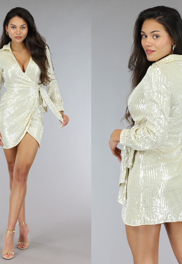 Gouden Pailletten Overslag Jurk met Knoopdetail