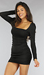 Geplooide Zwarte Bodycon Jurk met Vierkante Hals