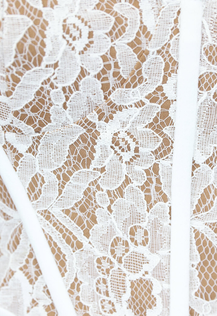 Witte Ruffle Jurk met Kanten Bovenstuk