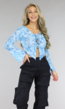 Blauwe Flair Top met Marble Print met Veterdetail en Flair Mouwen
