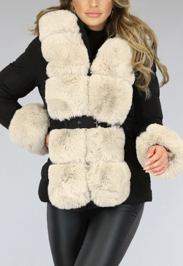 Korte Zwarte Winterjas met Beige Bont