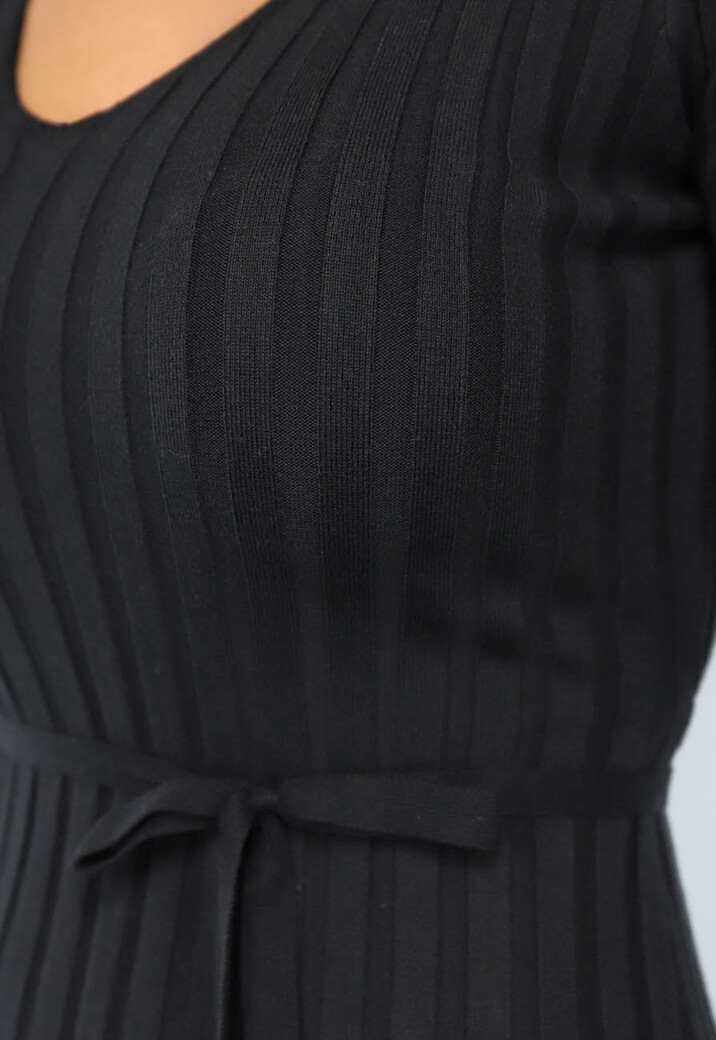 Zwarte Lange Getailleerde Jurk met Grove Rib