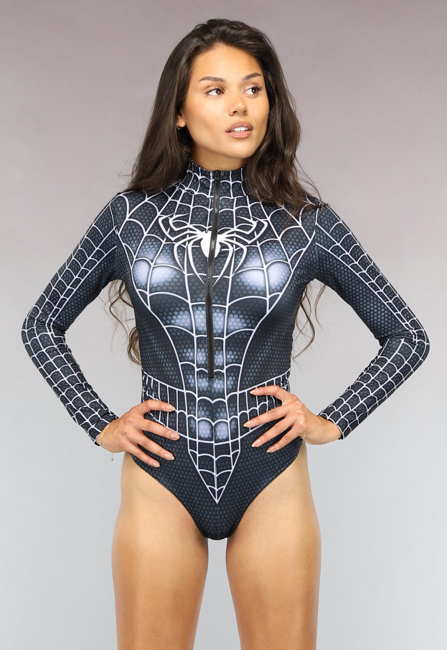 Vrouw in Latex Catsuit Met Handboeien En Een Bijtwhip Stock Afbeelding - Afbeelding van meisje