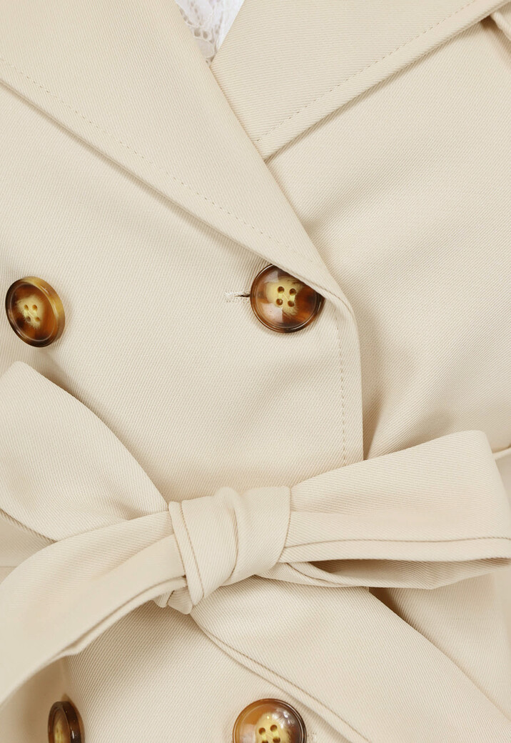 Korte Beige Jas met Tailleband en Knoopsluiting