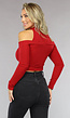 Rode Ribstof Top met Off Shoulder Detail