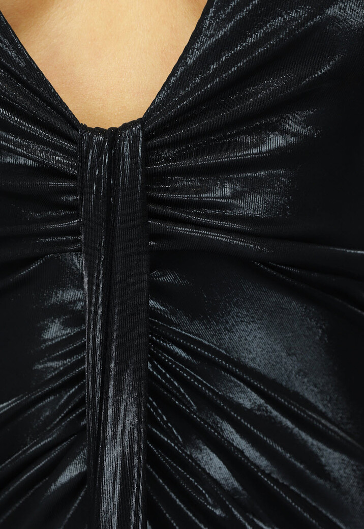 Zwarte Glanzende Longsleeve Jurk met Split en Schoudervulling