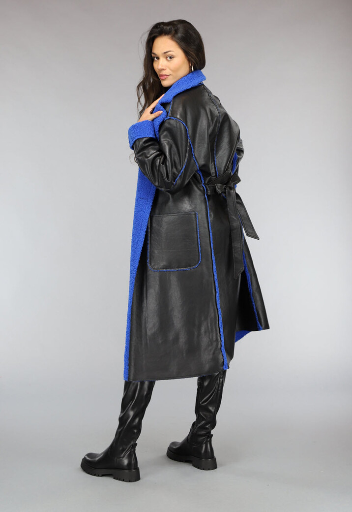Zwarte Leren Trenchcoat met Blauwe Teddy Voering