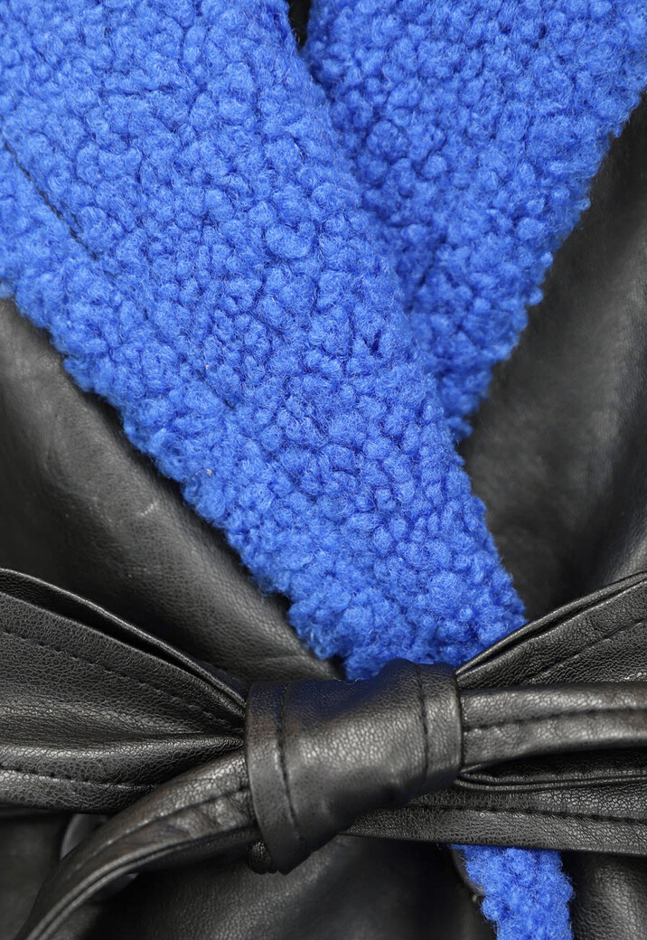 Zwarte Leren Trenchcoat met Blauwe Teddy Voering