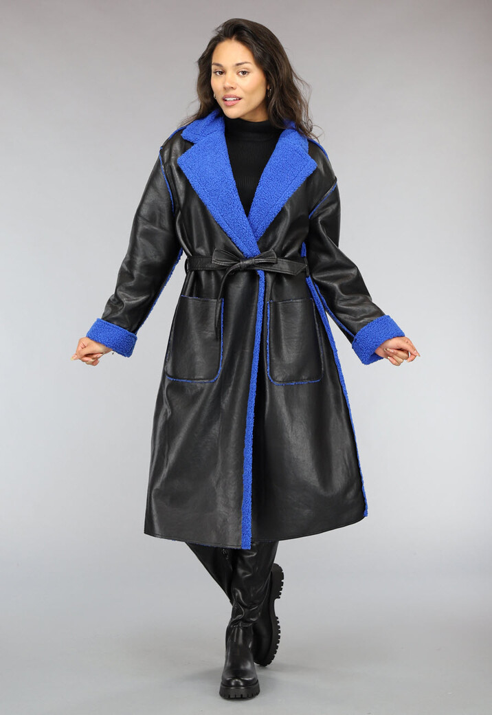 Zwarte Leren Trenchcoat met Blauwe Teddy Voering