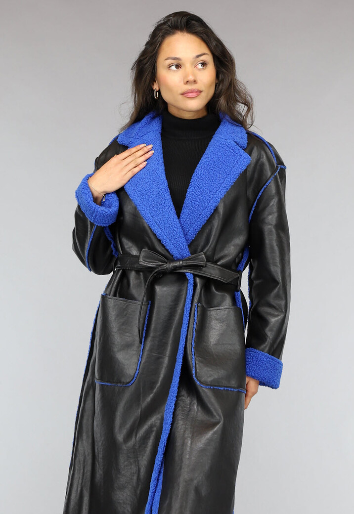 Zwarte Leren Trenchcoat met Blauwe Teddy Voering