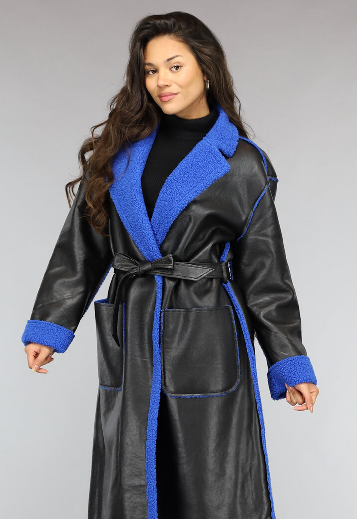 Zwarte Leren Trenchcoat met Blauwe Teddy Voering